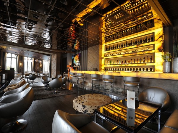 燈光跟著音樂(lè)節(jié)奏“動(dòng)起來(lái)” 巴黎圓弧夜場(chǎng)俱樂(lè)部設(shè)計(jì)