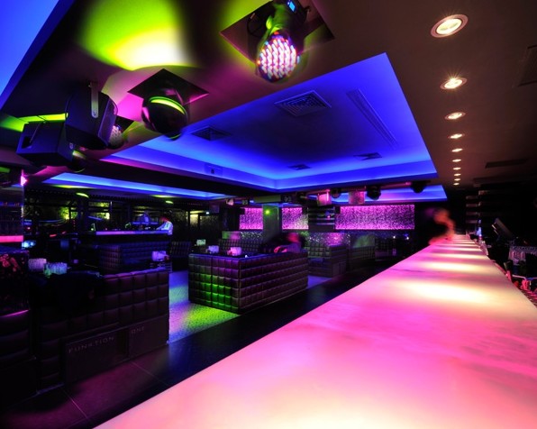 燈光跟著音樂(lè)節(jié)奏“動(dòng)起來(lái)” 巴黎圓弧夜場(chǎng)俱樂(lè)部設(shè)計(jì)