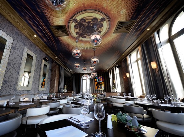 燈光跟著音樂(lè)節(jié)奏“動(dòng)起來(lái)” 巴黎圓弧夜場(chǎng)俱樂(lè)部設(shè)計(jì)