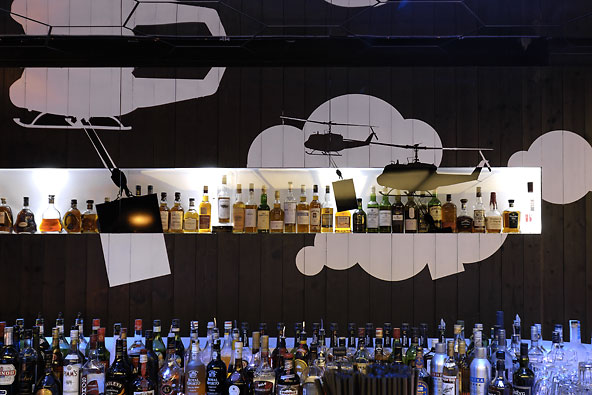 斯圖加特某酒吧俱樂部 設(shè)計圍繞著黑白兩色展開